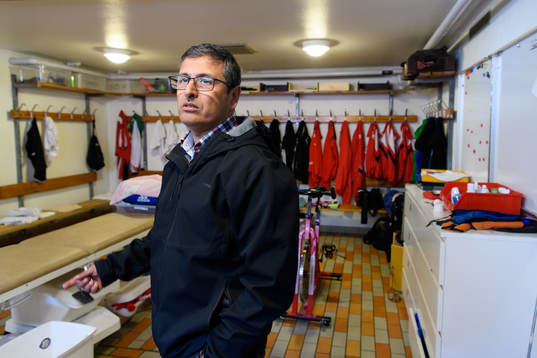 s tränare Tito Orlando Rojas blir intervjuad