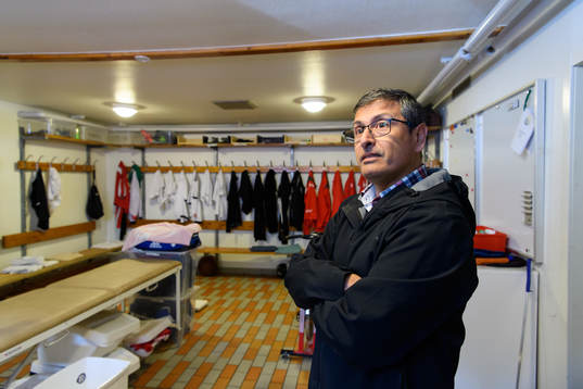s tränare Tito Orlando Rojas blir intervjuad