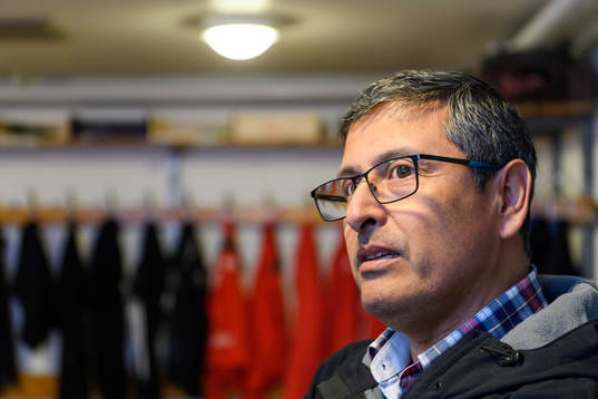 s tränare Tito Orlando Rojas blir intervjuad