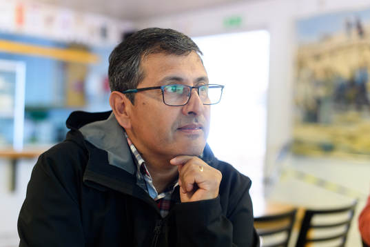 s tränare Tito Orlando Rojas blir intervjuad