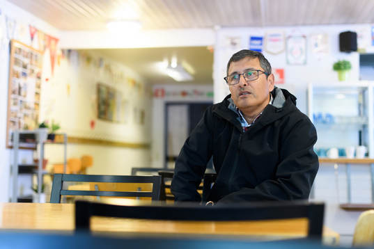 s tränare Tito Orlando Rojas blir intervjuad