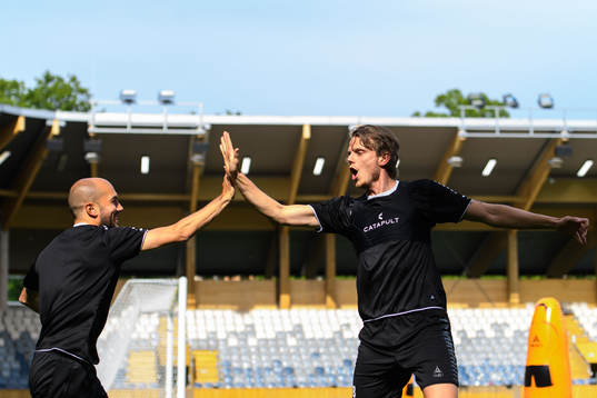 Karl Larson och Tim Björkström jublar