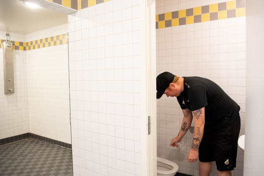 Fredrik Arnberg, Vaktmästare hos BK Häcken, desinficerar