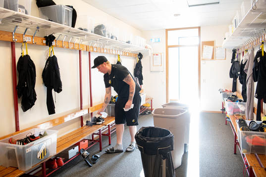 Fredrik Arnberg, Vaktmästare hos BK Häcken, desinficerar