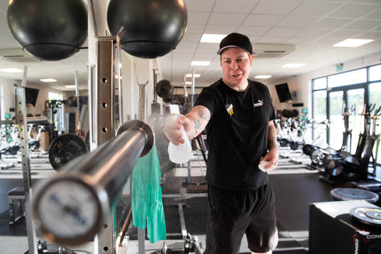 Fredrik Arnberg, Vaktmästare hos BK Häcken, desinficerar