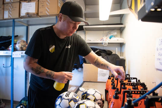 Fredrik Arnberg, Vaktmästare hos BK Häcken, desinficerar