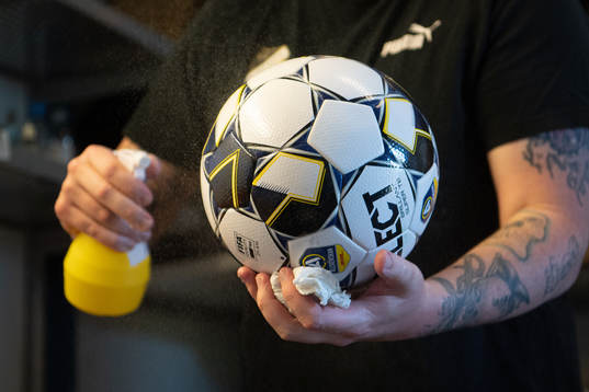 Fredrik Arnberg, Vaktmästare hos BK Häcken, desinficerar