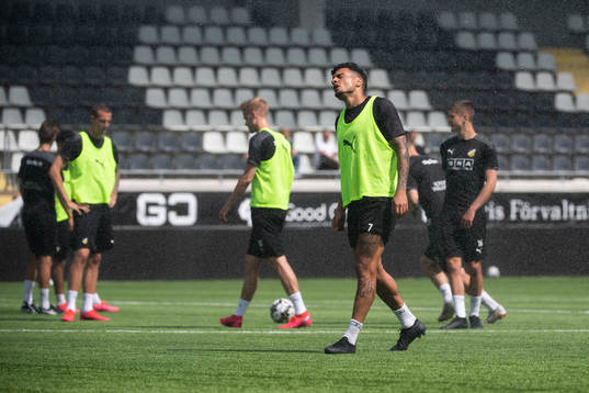 Ahmed Yasin svalkar sig i vatten från en sprinkler