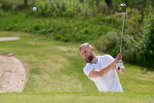 Ishockeyspelaren Fredrik Pettersson spelar golf