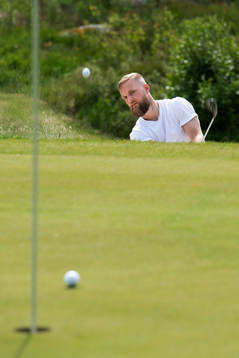 Ishockeyspelaren Fredrik Pettersson spelar golf