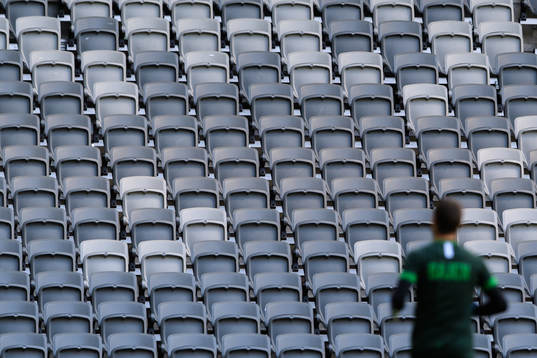 Tomma läktare på Tele2 Arena