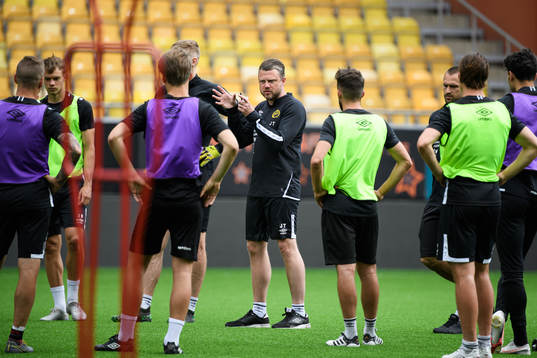Manager Jimmy Thelin instruerar