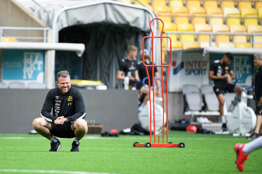 manager Jimmy Thelin skrattar