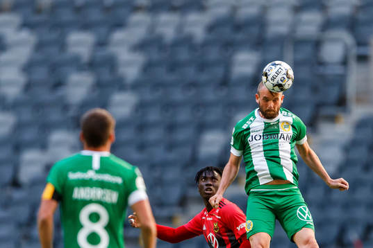 Östersunds Jordan Attah Kadiri  och Hammarbys Mads Fenger
