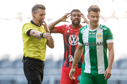 Domare Bojan Pandzic dömer straff till Hammarby