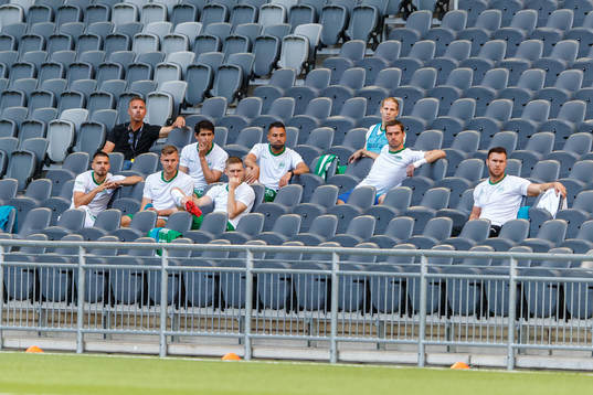 Hammarbys avbytare följer matchen från läktaren