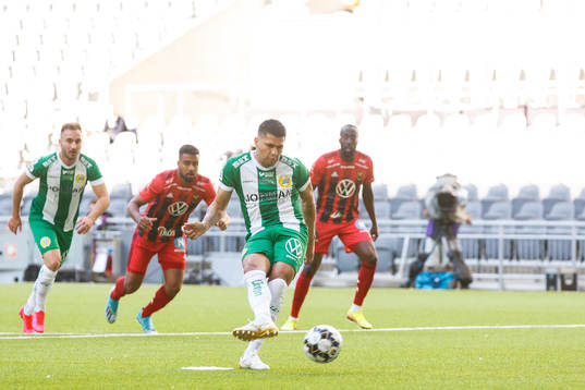 Hammarbys Paulinho slår en straff