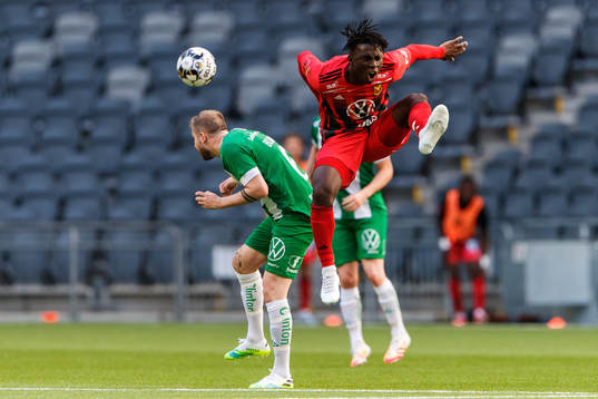 Hammarbys Darijan Bojanic i en duell med Östersunds Jordan