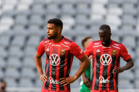 Östersunds Noah Sonko Sundberg och Sam Mensiro deppar