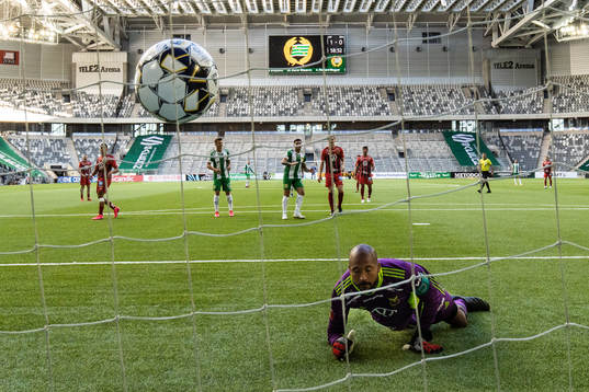 Östersunds målvakt Aly Keita släpper in 2-0