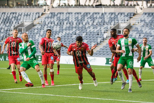 Östersunds Rewan Amin rensar undan bollen på en hörna