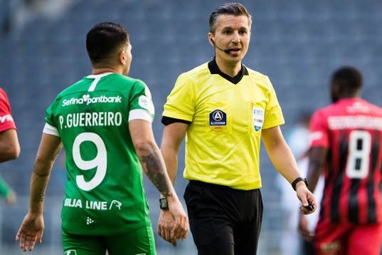 Hammarbys Paulinho och domare Bojan Pandzic