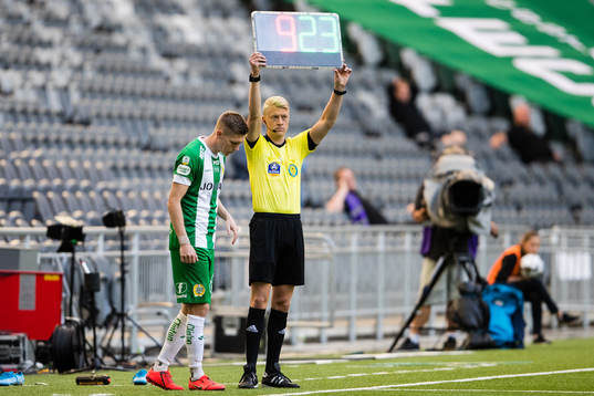 Hammarbys Aron Johannsson väntar på att bytas in