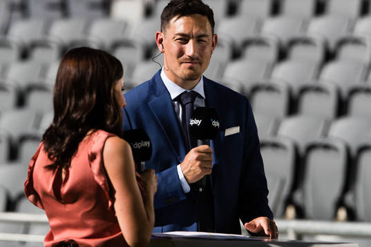 Stefan Ishizaki, Dplay, innan fotbollsmatchen i Allsvenskan