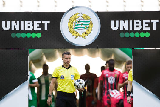 Hammarbys emblem innan fotbollsmatchen i Allsvenskan mellan