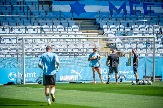 Målvakt Johan Dahlin med målvaktstränaren Jonnie Fedel