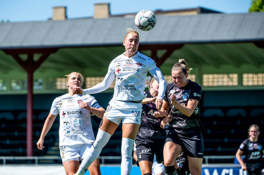 Rosengårds Sanne Troelsgaard i nickduell med Växjös