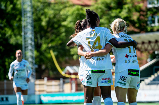 Rosengårds Anam Imo jublar med lagkamraterna
