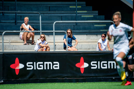 Rosengårds Caroline Seger på läktaren