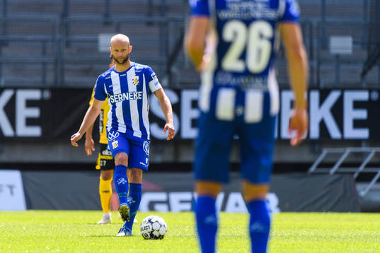 IFK Göteborgs Robin Söder slår avsparken
