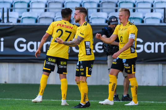 Elfsborgs Per Frick jublar med lagkamrater