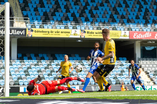Elfsborgs Rasmus Alm spelar in till Per Frick som gör 0-1