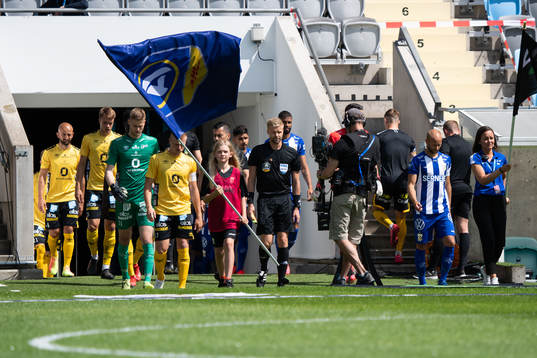 Lagen marscherar in på Gamla Ullevi