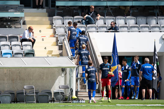 IFK Göteborgs avbytare går upp på läktaren och sätter