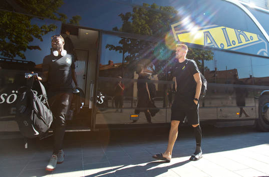 AIK spelarna anländer