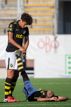 s Robin Tihi hjälper Bilal Hussein som har kramp