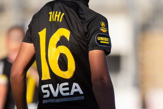 s Robin Tihi med en Unibet logotyp på tröjan