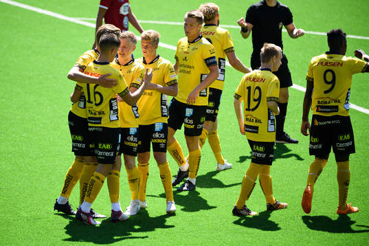 Elfsborgs Besfort Zeneli klappas om av lagkamraterna