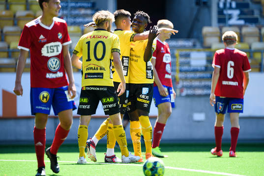 Elfsborgs Besfort Zeneli kramas om av Musa M'Benga