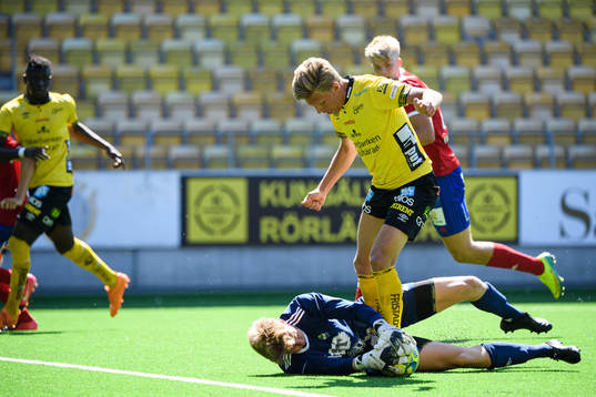 Östers målvakt Anton Vernersson tar bollen framför