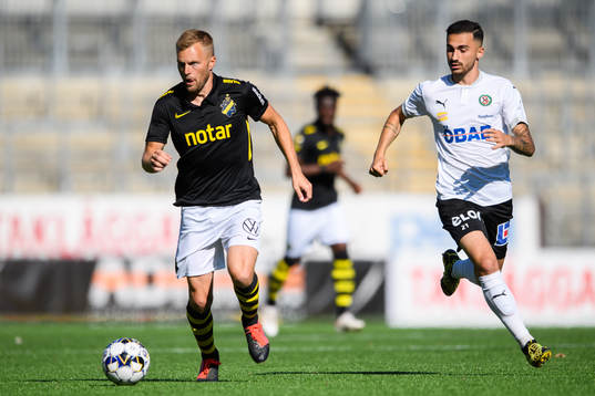 s Sebastian Larsson och Örebros Simon Amin