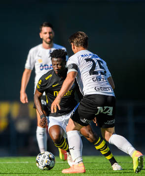 s Ebenezer Ofori mot Örebros Nordin Gerzic