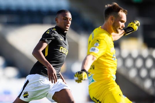 s Paulos Abraham och Örebros målvakt Oscar Jansson