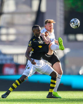 s Henok Goitom och Örebros Michael Almebäck