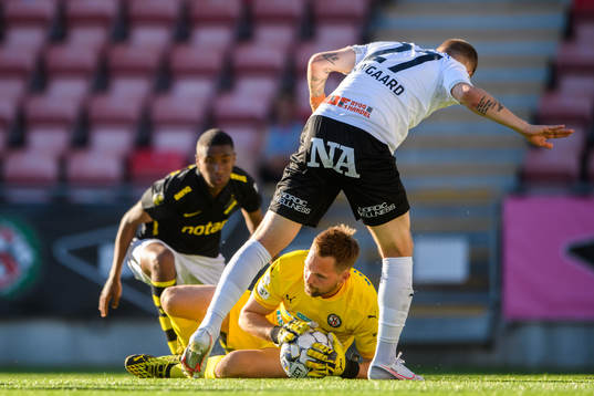 Örebros målvakt Oscar Jansson med en räddning