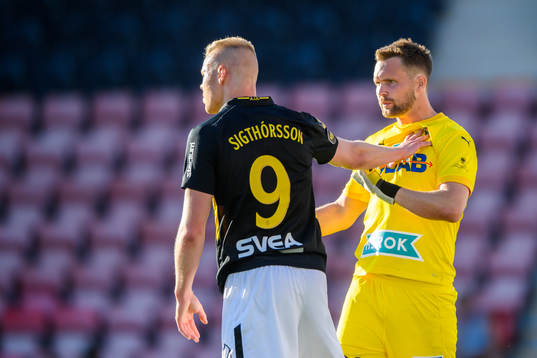 s Kolbeinn Sigthorsson och Örebros målvakt Oscar Jansson
